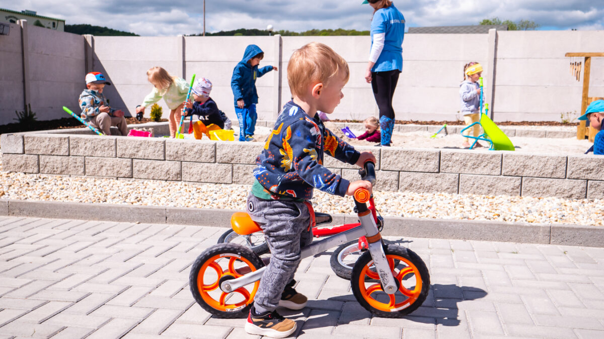chlapec materská škola odrážadlo bicyklovanie