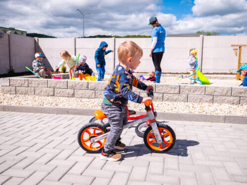 chlapec materská škola odrážadlo bicyklovanie