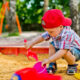 chlapec hrajuci sa s pieskom na pieskovisku skolka montessori jasle